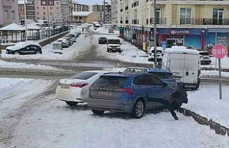 Erzurum’da 5 araçlı zincirleme kaza: Aracının başındaki sürücü de dengesini kaybederek yere düştü