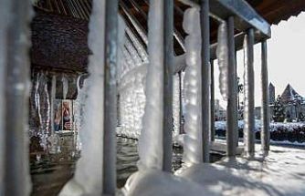 Erzurum’da soğuklar etkili oluyor; Çeşme ve şadırvanlar dondu