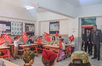 Erzurumlu minik yürekler Mehmetçiğe mektup yazdı