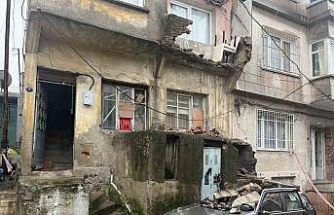 Eski binanın balkonundan düşen beton parçaları bir otomobili kullanılamayacak hale getirdi