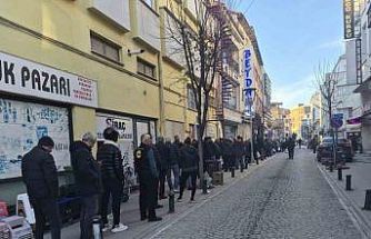 Eskişehir’de ilk iftar öncesi metrelerce "pide" kuyruğu