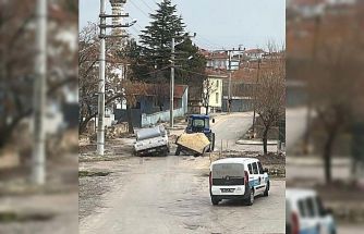 Eskişehir’de yol çöktü: 2 araça battı