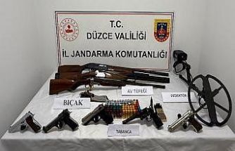 Evde yapılan aramada ruhsatsız silah ve tüfek ele geçirildi