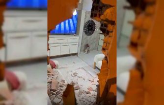 Evinde otururken, kamyonetin çarptığı duvarın altında kalarak yaralandı