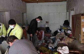 Evinden 10 ton çöp çıktı