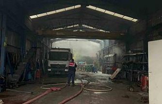 Eyüpsultan’da bulunan bir işyerinde henüz bilinmeyen bir nedenle yangın çıktı. Alevler iki iş yerine daha sıçradı. Olay yerine çok sayıda itfaiye ekibi sevk edildi.