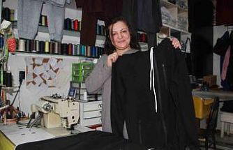 Fabrikaların atık kumaşlarını satın alıp, 20 dakikada kıyafet üretiyor