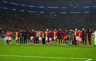 Galatasaraylı futbolcular galibiyeti taraftarıyla kutladı