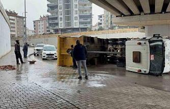 Gaziantep’te damperi köprüye çarpan kamyon yan yattı