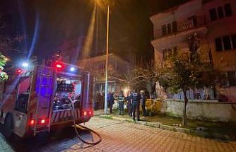 Gece yarısı evden alevler yükseldi, mahalleli sokağa döküldü