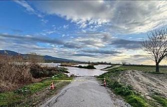 Gediz taştı, köprü sular altında kaldı