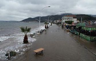 Gemlik’te deniz taştı, sahil yolu sular altında kaldı...O anlar havadan görüntülendi