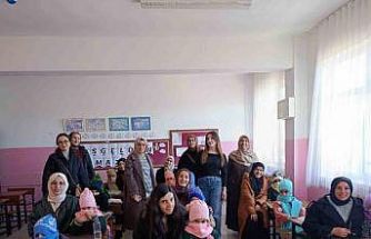 Gençlerin el emeğiyle hazırladığı hediyeler, minik yürekleri ısıttı