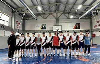 Gençlik ve Spor İl Müdürü Kabakcı güreşçilerle mindere çıktı