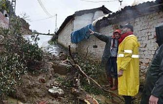 Germencik’te sağanak yağış sonrası başkan çizmeleri giyip sokağa çıktı