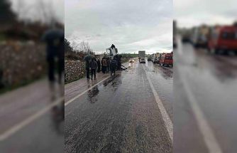 Gönen’de kamyon devrildi: 1 yaralı