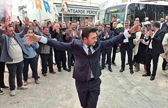 Görevi gözyaşlarıyla devraldı