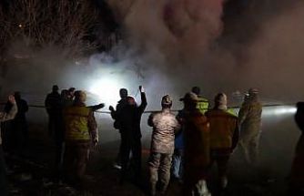 Gümüşhane’de yangın sonrası ekipler çalışırken ahşap ev çöktü