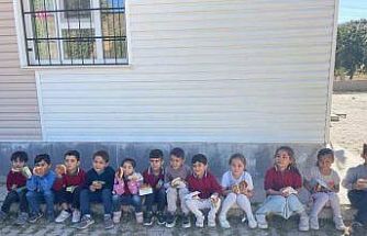 Güroymak’ta öğrencilere simit ve poğaça dağıtıldı