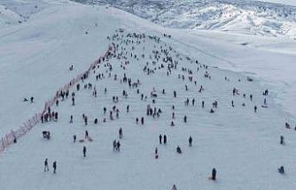 Güzeldağ Kayak Merkezi yarıyıl tatilinin son gününde doldu taştı