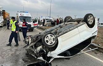 Hafif ticari araç ile otomobil çarpıştı: 6 yaralı