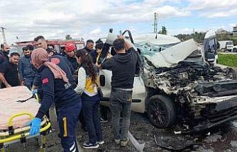 Hafif ticari aracın çarptığı midibüs devrildi: 7 yaralı