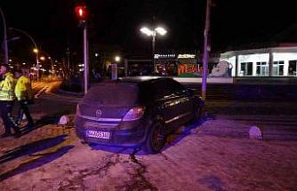 Hafif ticari araçla çarpışan otomobil kaldırıma çıkarak durabildi: 1 yaralı