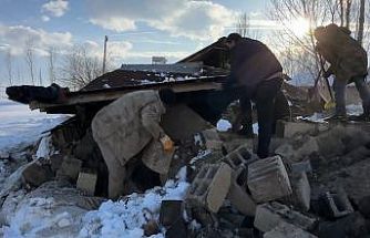 Hakkari’de ahırın çatısı çöktü: 2 hayvan telef oldu