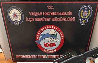 Halının içerisine gizlenmiş av tüfeği ele geçirildi