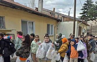 Harçlıklarını biriktirip yaşlıların gönüllerini ısıttılar