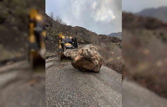 Heyelan nedeniyle kapanan köy yolu yeniden ulaşıma açıldı