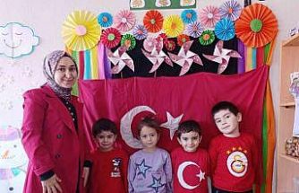 Hisarcık’ta minikler sınıfları için Türk bayrağını kendi elleri ile dikti