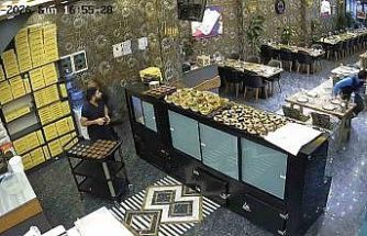 İftara saatler kala kebapçının tavanı çöktü, personel son anda kurtuldu