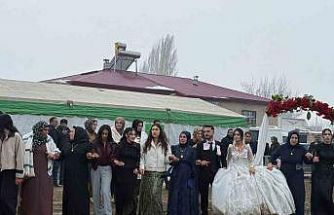 Iğdır’da bahçe düğünü geleneği kar ve çamura rağmen sürüyor