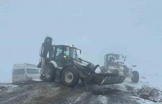 Iğdır’da yoğun kar yağışı: 57 köy yolu ulaşıma kapandı, şarampole devrilen minibüs kurtarıldı