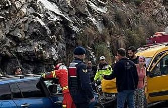 İki aracın kafa kafaya çarpıştığı kazada 2 yaşındaki çocuk hayatını kaybett: 6 yaralı