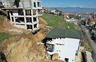 İnşaat kazısında kopan dev kaya parçası yanındaki binada hasara yol açtı