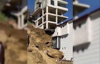 İnşaat kazısından kopan kaya bitişik binanın üzerine düştü