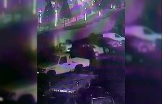 Isınmak için yaktığı ateş 5 aracı küle çevirdi