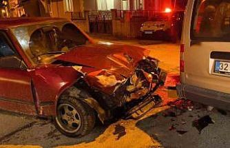 Isparta’da hafif ticari araçla çarpışan Tofaş otomobildeki 4 kişi yaralandı