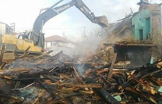 Isparta’da kerpiç ev yangında kullanılamaz hale geldi