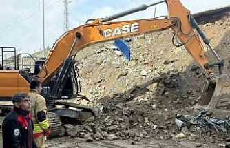 İstinat duvarının altında kalan araçlar demir yığını haline geldi