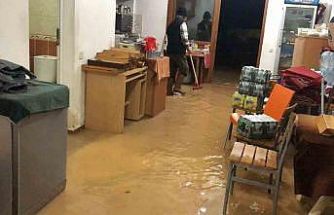 İşyerine su basan esnaf Datça Belediyesi’ne tepki gösterdi