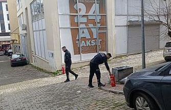 İtfaiyeye park engeli: İtfaiye erleri yangına tüplerle koşarak müdahale etti