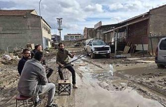 İzahı olmayan şeyin mizahı oldu, sürekli göle dönen sokakta balık tutmaya başladılar