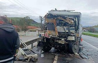 İzmir’de belediye kamyonuna arkadan çarpan sürücü hayatını kaybetti