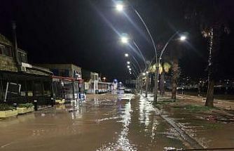 İzmir’de dereler taştı: Yeni Foça’yı su bastı