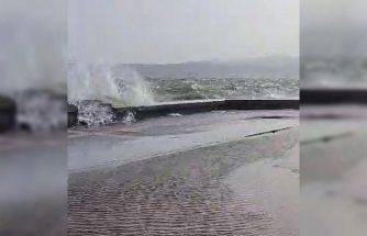 İzmir’de fırtınada sahil şeridindeki yollar sular altında kaldı