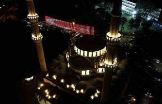 İzmir’de Ramazan ayının ilk teravih namazı kılındı