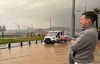 İzmir’de sağanak hayatı felç etti: Kordon göle döndü, vatandaş oltayla tepki gösterdi